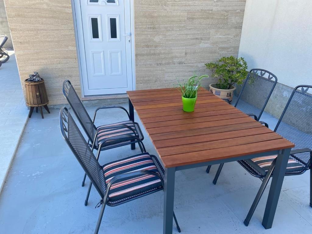 Croliday Apartment With Pool Nin 브르시 외부 사진
